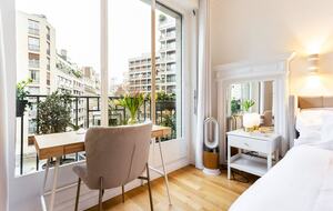 Elegant Apartment by Champs-Élysées & Arc de Triomphe - Paris, France