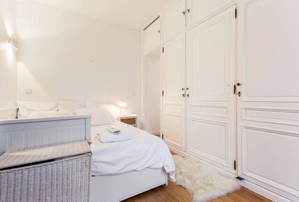 Elegant Apartment by Champs-Élysées & Arc de Triomphe - Paris, France
