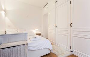 Elegant Apartment by Champs-Élysées & Arc de Triomphe - Paris, France