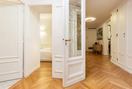 Elegant Apartment by Champs-Élysées & Arc de Triomphe - Paris, France