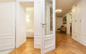 Elegant Apartment by Champs-Élysées & Arc de Triomphe - Paris, France