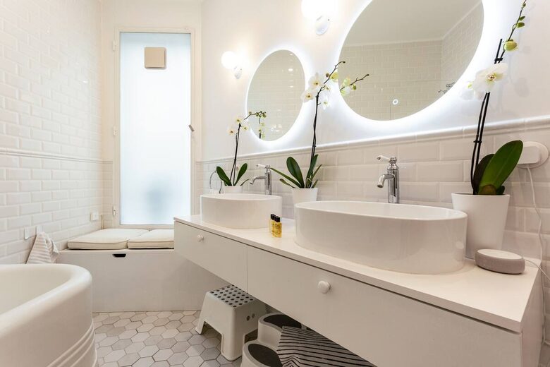 Elegant Apartment by Champs-Élysées & Arc de Triomphe - Paris, France