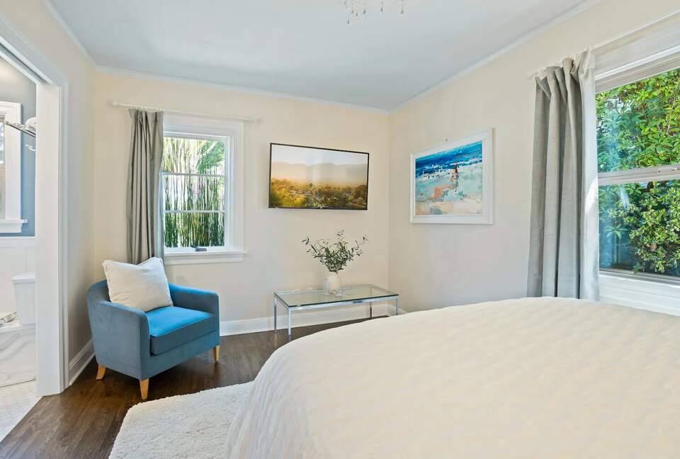 Back right guest bedroom