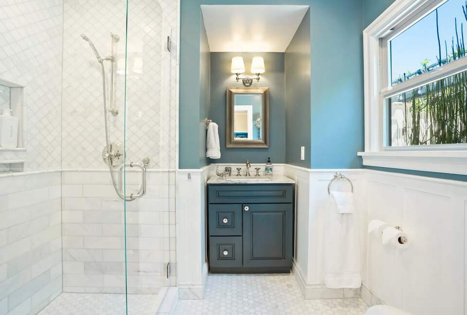 Back right en suite bathroom