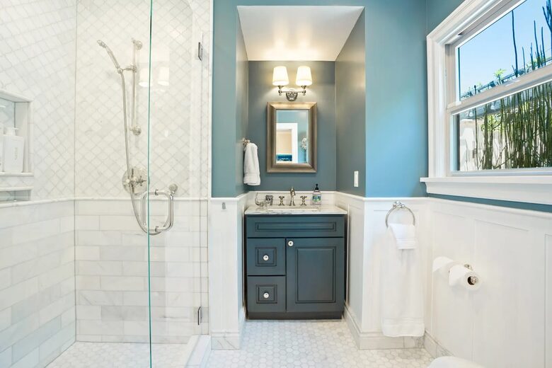 Back right en suite bathroom