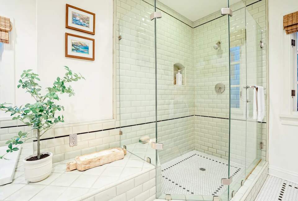 Primary bathroom en suite