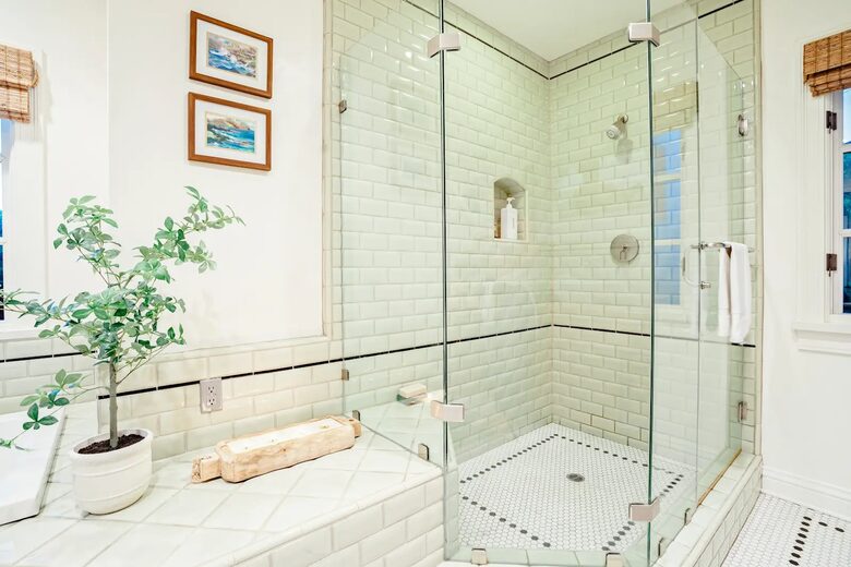 Primary bathroom en suite