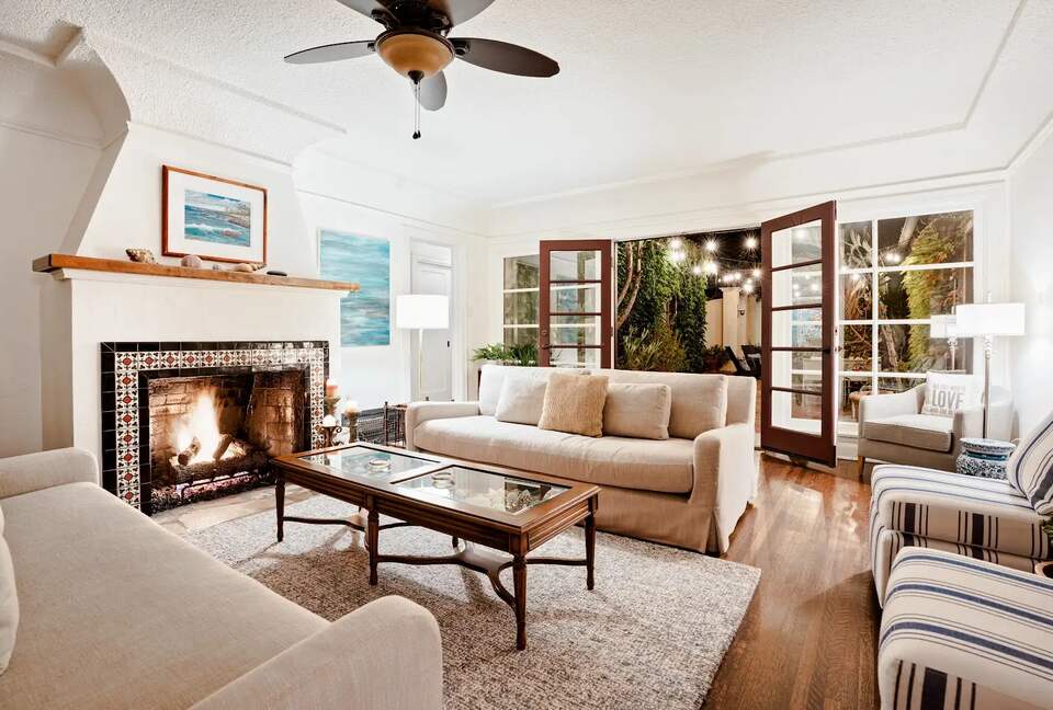 Living room with gas fireplace (remote controlled)