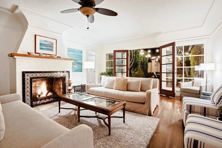 Living room with gas fireplace (remote controlled)