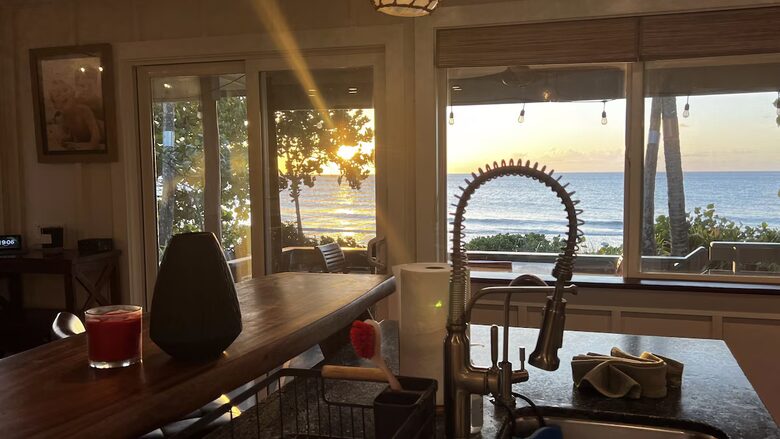 Beachfront North Shore retreat with panoramic ocean views - Haleiwa, Hawaii