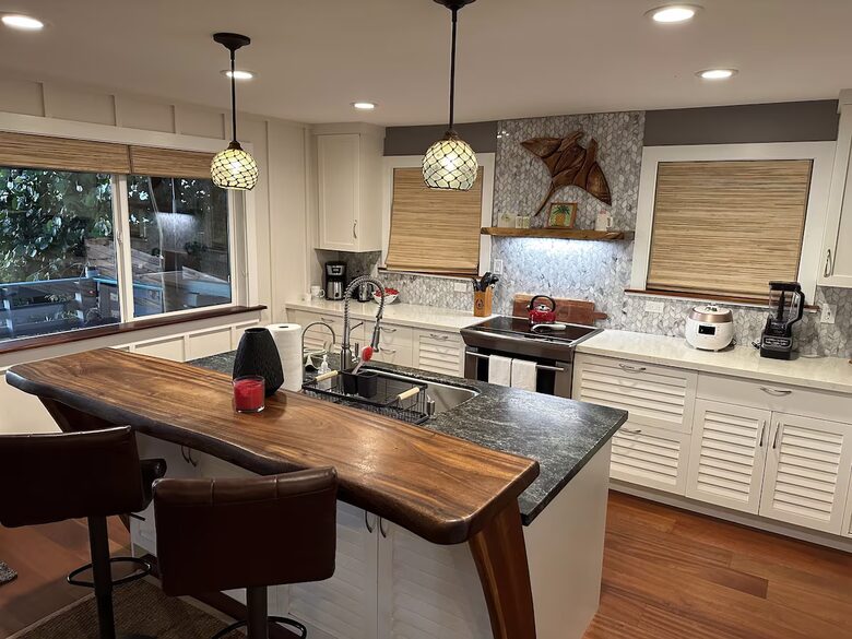 Beachfront North Shore retreat with panoramic ocean views - Haleiwa, Hawaii