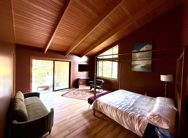 Luxury Mountain Getaway on 220 Acres with Trails & Private Pond - Independence, Virginia