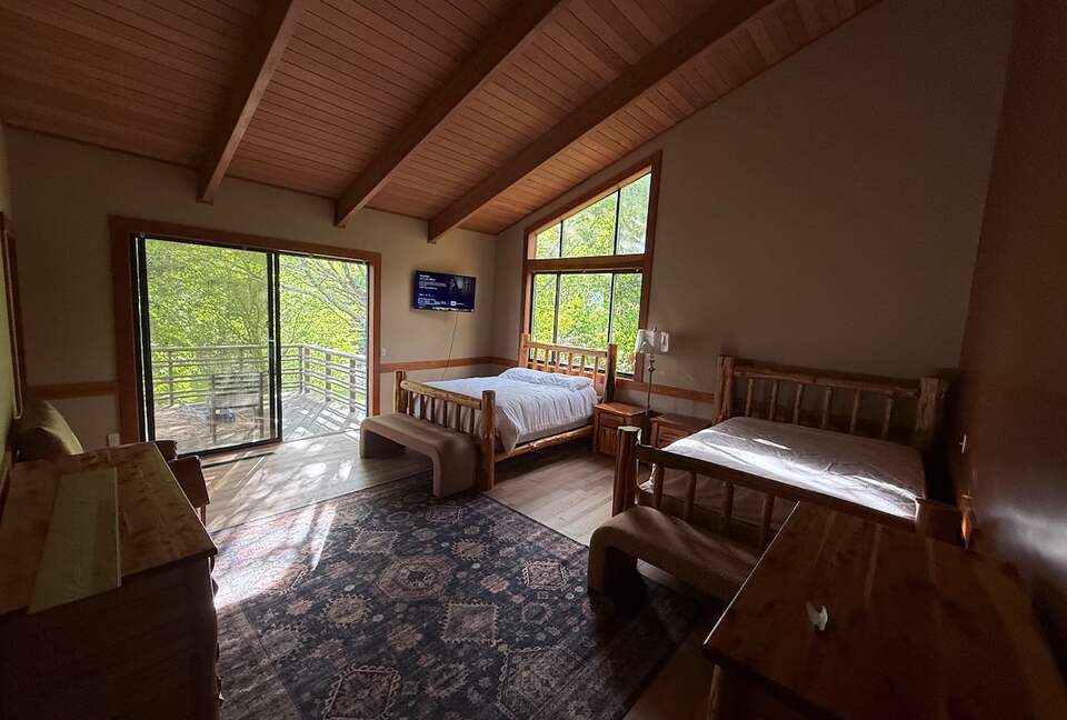 Luxury Mountain Getaway on 220 Acres with Trails & Private Pond - Independence, Virginia