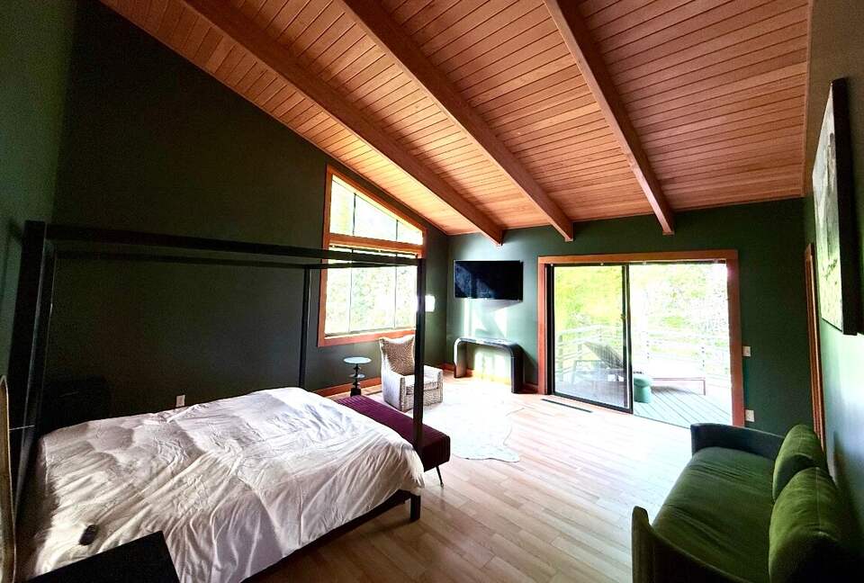 Luxury Mountain Getaway on 220 Acres with Trails & Private Pond - Independence, Virginia