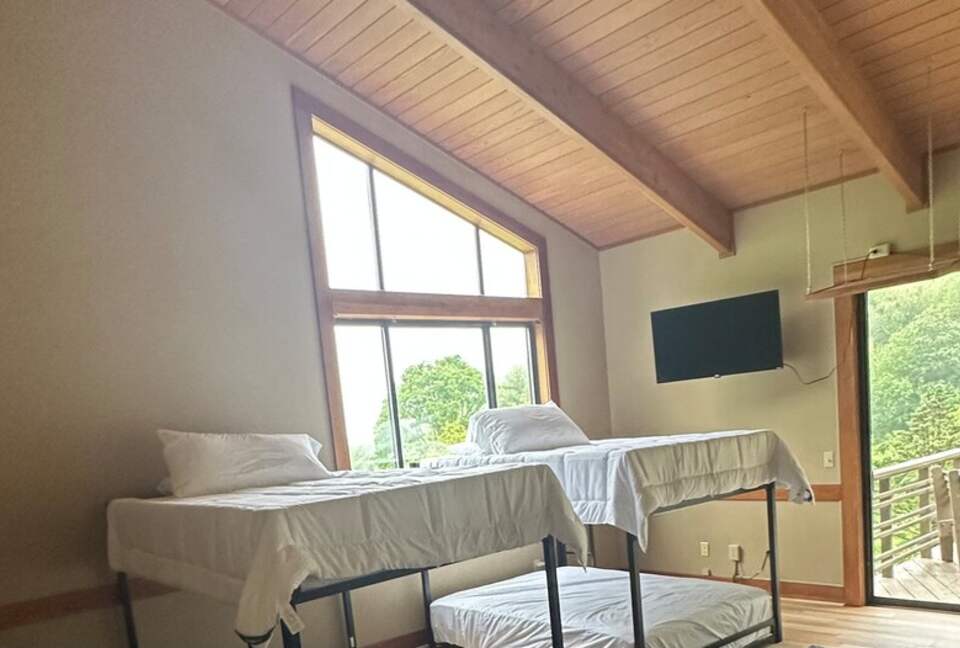 Luxury Mountain Getaway on 220 Acres with Trails & Private Pond - Independence, Virginia