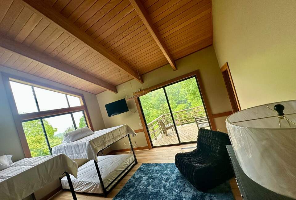 Luxury Mountain Getaway on 220 Acres with Trails & Private Pond - Independence, Virginia