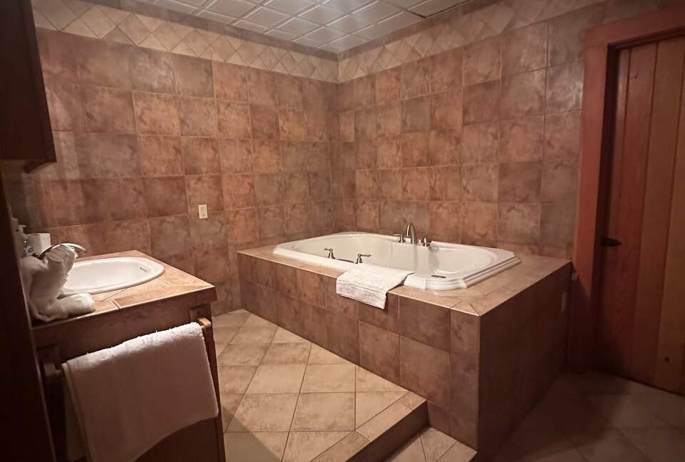 Luxury Mountain Getaway on 220 Acres with Trails & Private Pond - Independence, Virginia