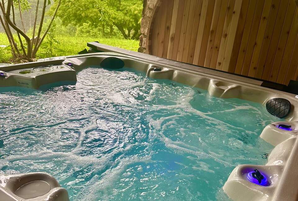 Luxury Mountain Getaway on 220 Acres with Trails & Private Pond - Independence, Virginia