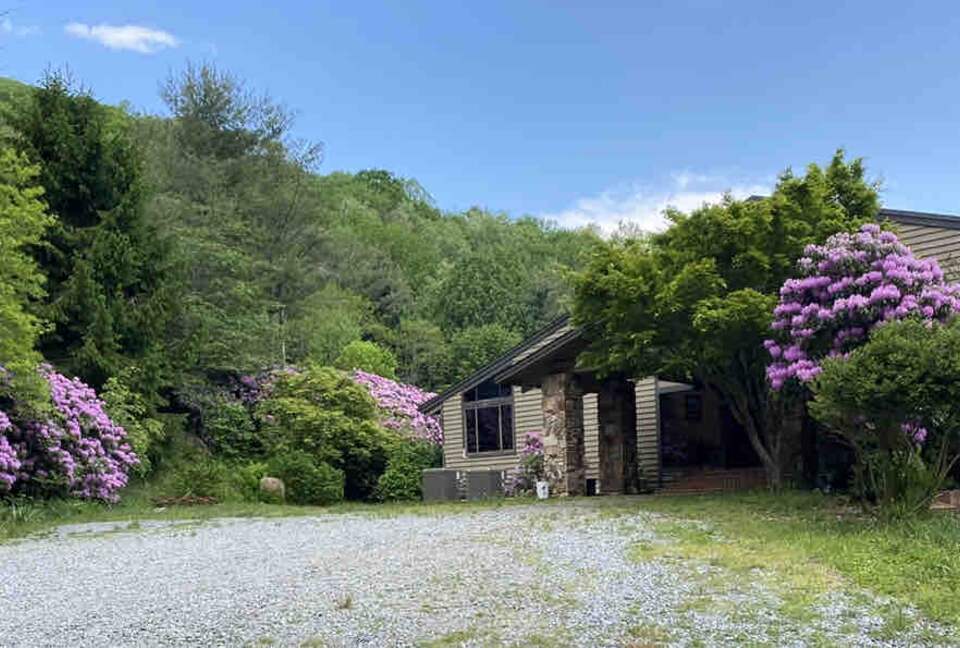 Luxury Mountain Getaway on 220 Acres with Trails & Private Pond - Independence, Virginia