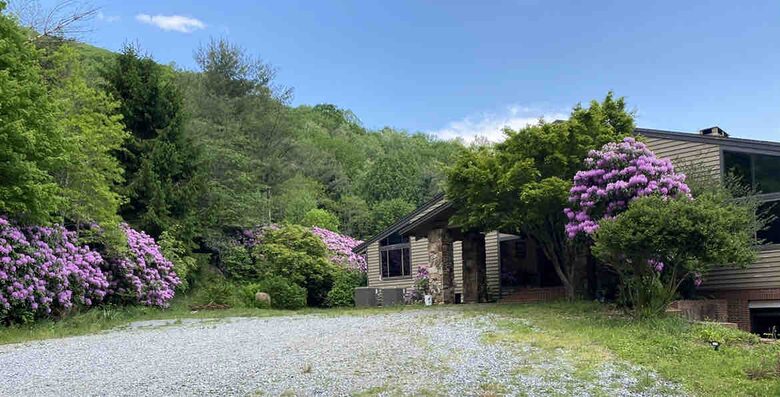 Luxury Mountain Getaway on 220 Acres with Trails & Private Pond - Independence, Virginia