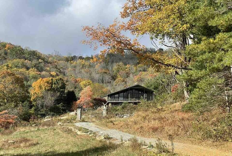 Luxury Mountain Getaway on 220 Acres with Trails & Private Pond - Independence, Virginia