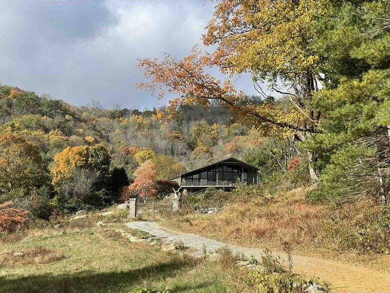 Luxury Mountain Getaway on 220 Acres with Trails & Private Pond - Independence, Virginia