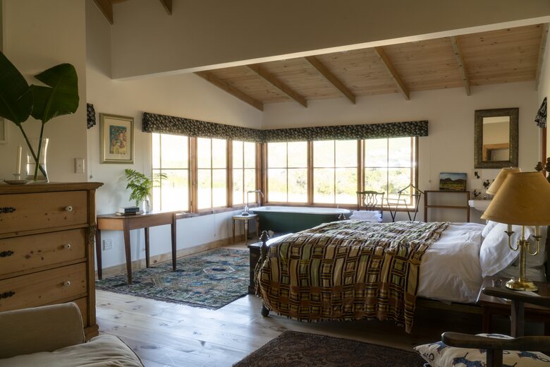 Elegant Coastal Retreat with Fynbos Hills Views - Plettenberg Bay, South Africa