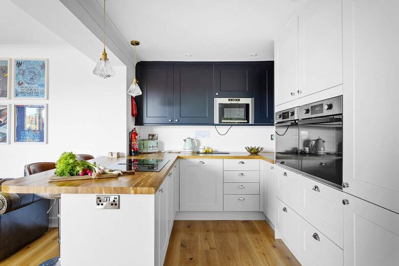 Stylish Three-Bedroom Coastal Home, with Expansive Gardens & Scenic Views - Georgeham, United Kingdom