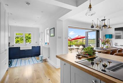 Stylish Three-Bedroom Coastal Home, with Expansive Gardens & Scenic Views - Georgeham, United Kingdom