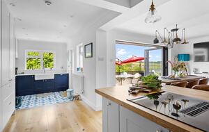 Stylish Three-Bedroom Coastal Home, with Expansive Gardens & Scenic Views - Georgeham, United Kingdom