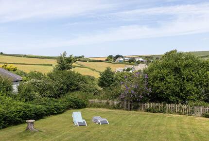 Stylish Three-Bedroom Coastal Home, with Expansive Gardens & Scenic Views - Georgeham, United Kingdom