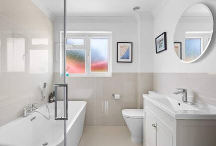 Stylish Three-Bedroom Coastal Home, with Expansive Gardens & Scenic Views - Georgeham, United Kingdom