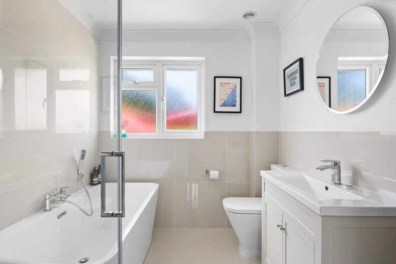 Stylish Three-Bedroom Coastal Home, with Expansive Gardens & Scenic Views - Georgeham, United Kingdom