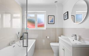 Stylish Three-Bedroom Coastal Home, with Expansive Gardens & Scenic Views - Georgeham, United Kingdom