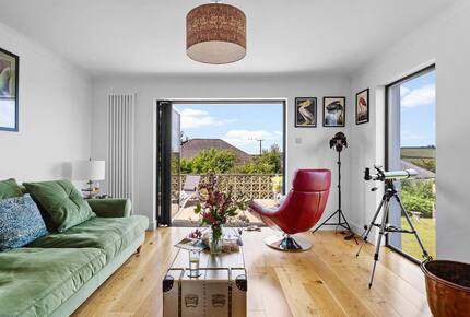 Stylish Three-Bedroom Coastal Home, with Expansive Gardens & Scenic Views - Georgeham, United Kingdom