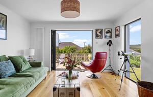 Stylish Three-Bedroom Coastal Home, with Expansive Gardens & Scenic Views - Georgeham, United Kingdom