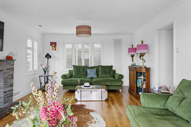 Stylish Three-Bedroom Coastal Home, with Expansive Gardens & Scenic Views - Georgeham, United Kingdom