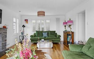 Stylish Three-Bedroom Coastal Home, with Expansive Gardens & Scenic Views - Georgeham, United Kingdom