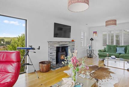 Stylish Three-Bedroom Coastal Home, with Expansive Gardens & Scenic Views - Georgeham, United Kingdom