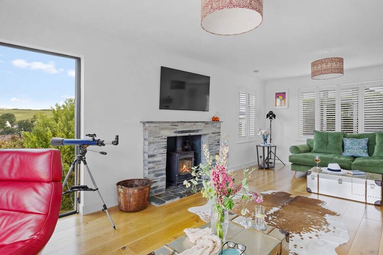 Stylish Three-Bedroom Coastal Home, with Expansive Gardens & Scenic Views - Georgeham, United Kingdom