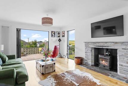 Stylish Three-Bedroom Coastal Home, with Expansive Gardens & Scenic Views - Georgeham, United Kingdom