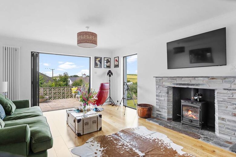 Stylish Three-Bedroom Coastal Home, with Expansive Gardens & Scenic Views - Georgeham, United Kingdom