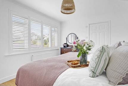 Stylish Three-Bedroom Coastal Home, with Expansive Gardens & Scenic Views - Georgeham, United Kingdom