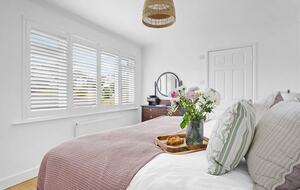 Stylish Three-Bedroom Coastal Home, with Expansive Gardens & Scenic Views - Georgeham, United Kingdom