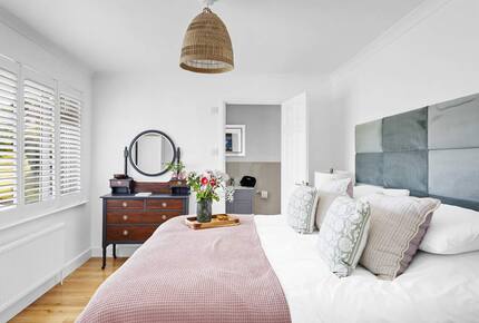 Stylish Three-Bedroom Coastal Home, with Expansive Gardens & Scenic Views - Georgeham, United Kingdom