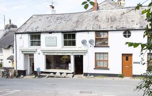 Stylish Three-Bedroom Coastal Home, with Expansive Gardens & Scenic Views - Georgeham, United Kingdom