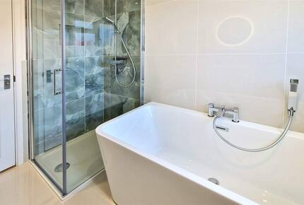 Stylish Three-Bedroom Coastal Home, with Expansive Gardens & Scenic Views - Georgeham, United Kingdom