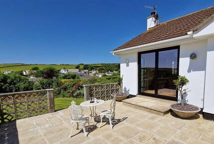 Stylish Three-Bedroom Coastal Home, with Expansive Gardens & Scenic Views - Georgeham, United Kingdom