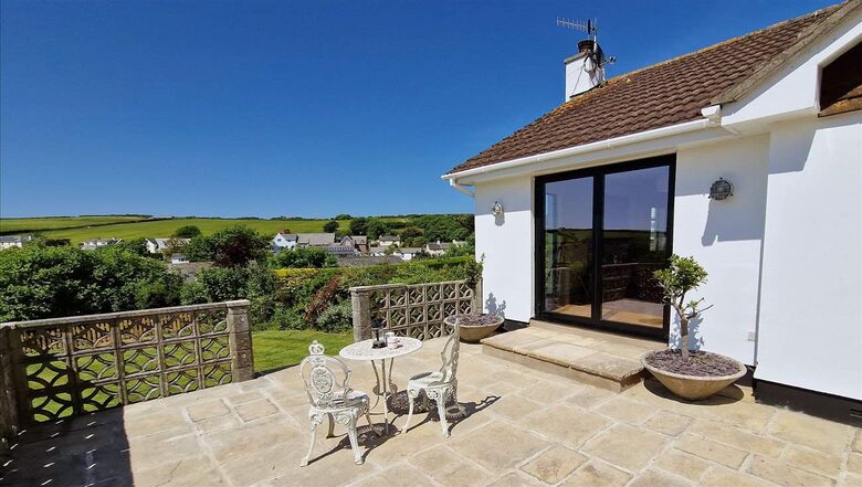 Stylish Three-Bedroom Coastal Home, with Expansive Gardens & Scenic Views - Georgeham, United Kingdom
