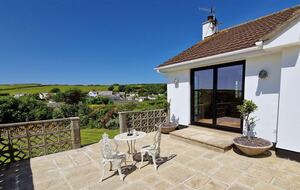 Stylish Three-Bedroom Coastal Home, with Expansive Gardens & Scenic Views - Georgeham, United Kingdom